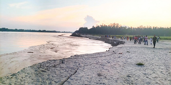 অবৈধ ড্রেজার দিয়ে বালু উত্তোলন ৬০০ মিটার নদীতে বিলীন