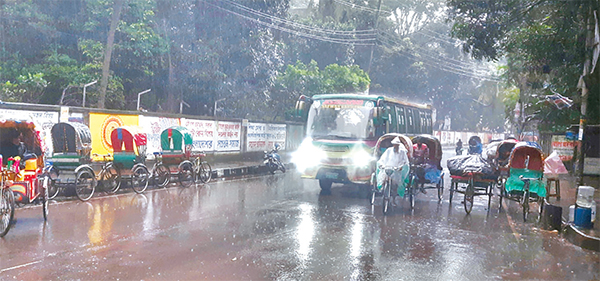 দুপুরেই সন্ধ্যা নেমেছে রাজধানীতে