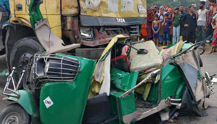 নরসিংদীতে ট্রাকের ধাক্কায় নিহত ৬