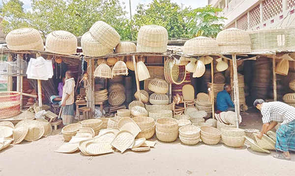 ভালো নেই বাঁশ ও বেতশিল্পের কারিগররা