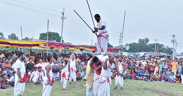 ঐতিহ্যবাহী লাঠি খেলা দেখতে উপচেপড়া ভিড়