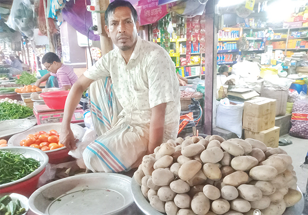 সপ্তাহের ব্যবধানে আলুর দাম  কেজিতে বেড়েছে ৭ টাকা