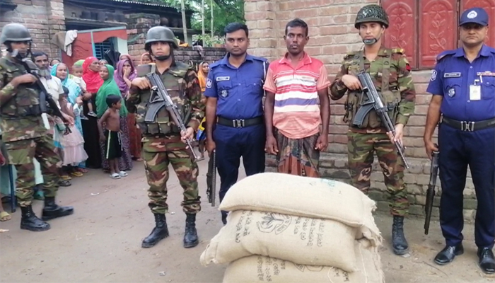 চুয়াডাঙ্গায় টিসিবির চাউল সহ একজনকে আটক করেছে যৌথবাহিনী