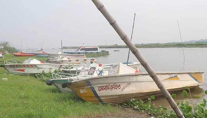 কাজিরহাট-আরিচা নৌরুটে যাত্রীদের চরম দুর্ভোগ