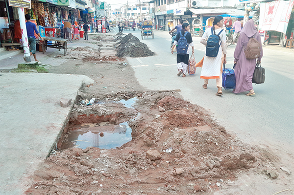 নীলফামারী পৌরসভায় সড়ক বেহাল