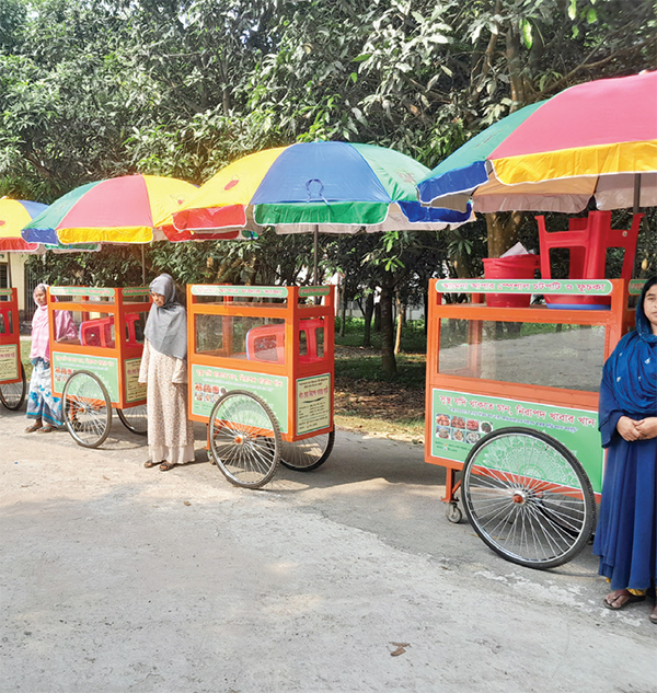 ভ্রাম্যমাণ নারী খাবার বিক্রেতাদের মাঝে নিরাপদ গাড়ি বিতরণ