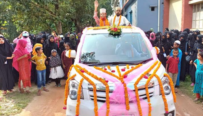 ফুল সজ্জিত সানরুফ গাড়িতে শিক্ষকের রাজকীয় বিদায়