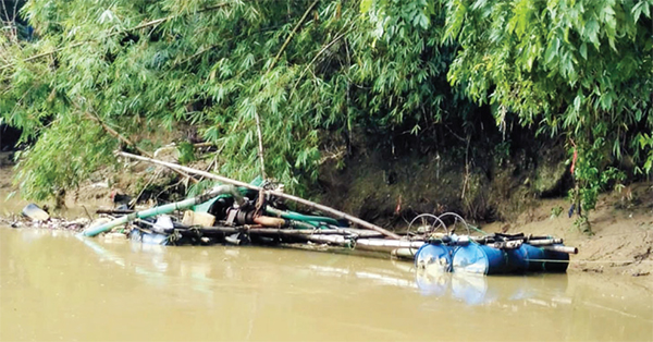 উখিয়ায় ড্রেজার দিয়ে বালু উত্তোলন