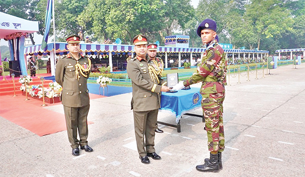 সিগন্যালস্ কোর রিক্রুটদের সেনাবাহিনী প্রধান কুচকাওয়াজ অনুষ্ঠিত