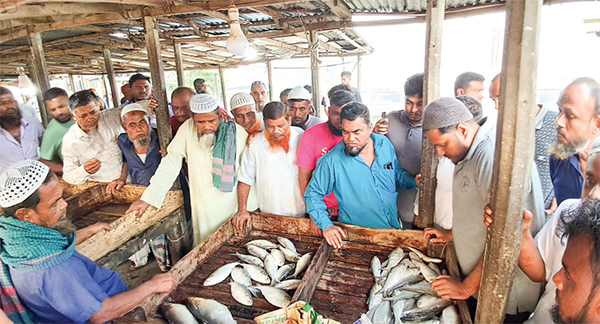 ক্রেতা-বিক্রেতায় মুখরিত ইলিশের আড়ত