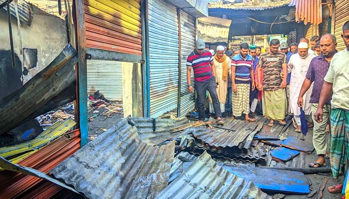 ঈশ্বরদীতে রাতের আগুনে পুড়লো তিন দোকান