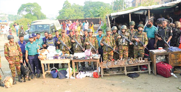 সেনাবাহিনীর অভিযানে মাদক ও অস্ত্রসহ গ্রেপ্তার ৭৪