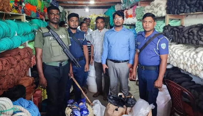 চকরিয়ায় ভ্রাম্যমান আদালতের অভিযানে বিপুল পরিমাণ পলিথিন জব্দ