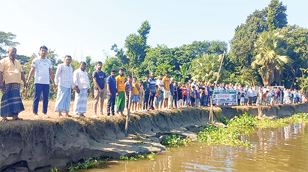 চাঁদপুরে নদীভাঙনে বিলীন হচ্ছে বসতবাড়ি