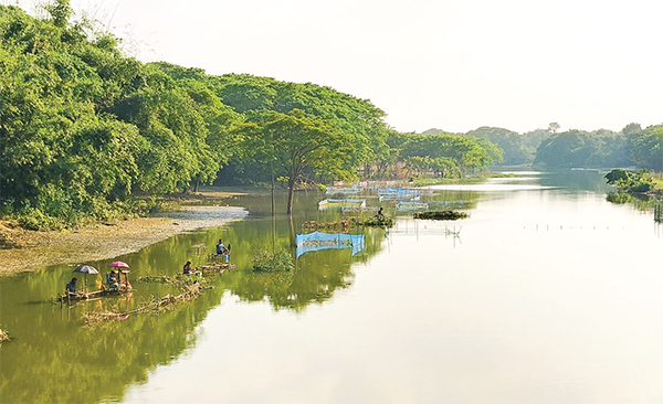 চিত্রা নদীতে অবৈধ বাঁধ ও জাল দিয়ে মাছ শিকার