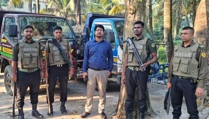 চকরিয়ায় ২টি ডাম্পার ট্রাক ও এক্সকেভেটর জব্দ