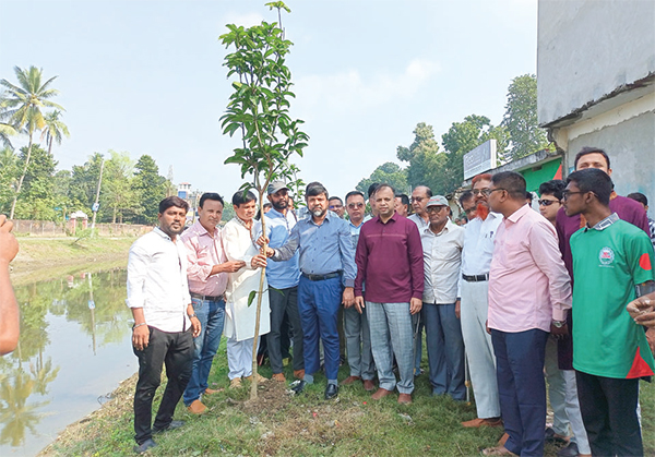 প্রকৃতির মাঝেই জীবনের অস্তিত্ব : সাতক্ষীরার ডিসি