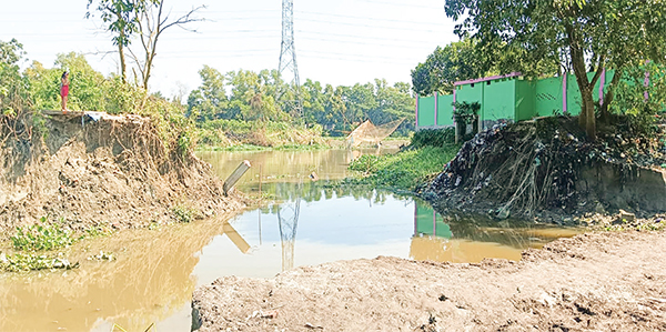 রাস্তা ধসে আট গ্রামবাসীর যোগাযোগ বিচ্ছিন্ন