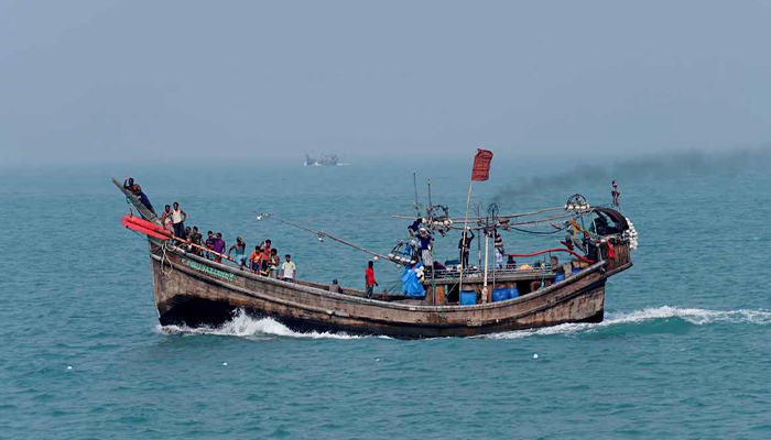 ট্রলারসহ ৬ মাঝিমাল্লাকে ধরে নিয়ে গেছে আরাকান আর্মি