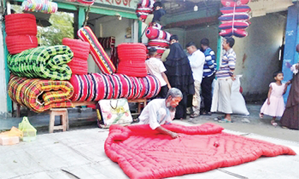 লেপ-তোশক তৈরিতে ব্যস্ত নীলফামারীর কারিগররা