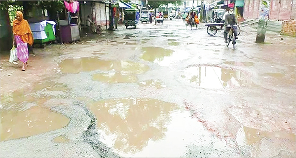 সাতক্ষীরা-ভেটখালী সড়কে খানাখন্দ ৭ উপজেলার লোকজন দুর্ভোগে