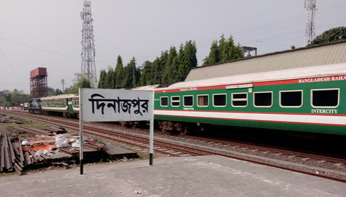 দিনাজপুরে ট্রেন দুর্ঘটনা থেকে রক্ষা পেলেন শতাধিক যাত্রী