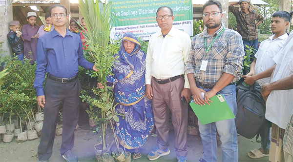 উপকারভোগীদের মধ্যে গাছের চারা বিতরণ