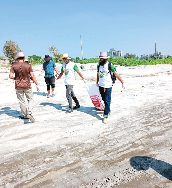 কুয়াকাটায় প্লাস্টিক দূষণের ভয়াবহতা চরমে