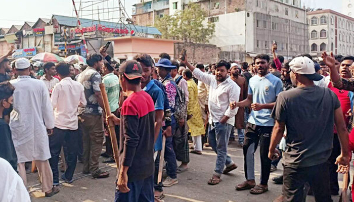 জুরাইনে অটোরিকশা চালকদের অবরোধ, ঢাকা-পদ্মা সেতু ট্রেন চলাচল বন্ধ