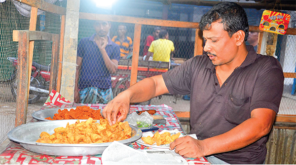 আড়াই টাকায় সিঙ্গারা বিক্রি করে স্বাবলম্বী পিযুশ