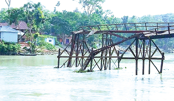 সেতু বিধ্বস্ত, দুই বছর ধরে নদী পারাপারে ভোগান্তি