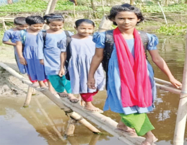 ঝুঁকিপূর্ণ বাঁশের সাঁকো দিয়ে শিক্ষার্থীদের পারাপার