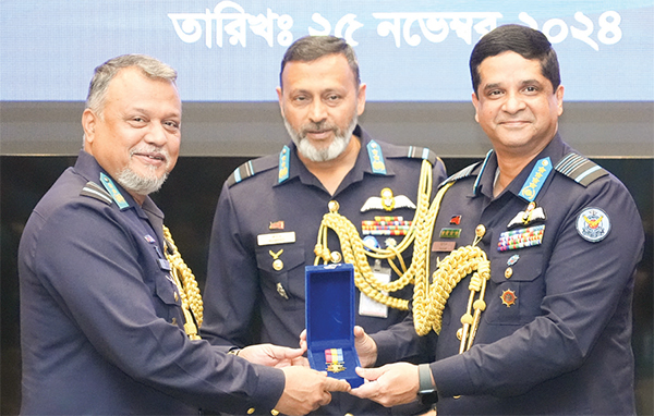 শ্রেষ্ঠ বিমানসেনা ও এমওডিসি (এয়ার) গণকে ট্রফি ও সনদপত্র প্রদান