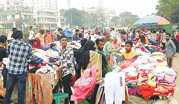 ফুটপাতে পোশাক বিক্রি জমে উঠেছে