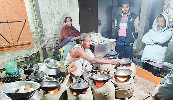 শীতের পিঠা ও সিদ্ধ ডিম বিক্রিতে চলে সাড়ে তিন হাজার পরিবার