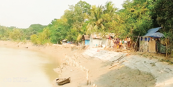 ফেনী নদীর ভয়াবহ ভাঙনে নদীগর্ভে বিলীন হচ্ছে অসংখ্য ঘরবাড়ি