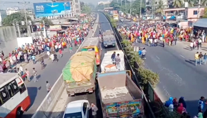 গাজীপুরে ঢাকা-টাঙ্গাইল মহাসড়ক অবরোধ করে বিক্ষোভ 