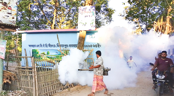 ডেঙ্গু নিয়ন্ত্রণ কাজে ব্যস্ত মশক নিধন কর্মীরা