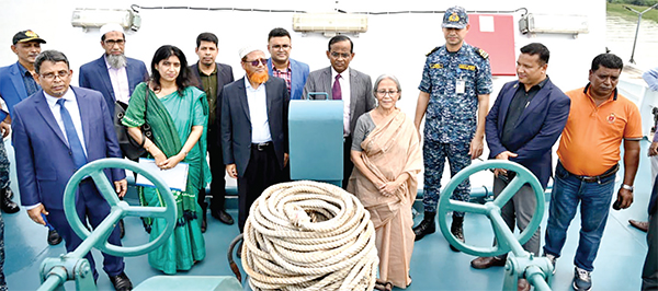 চট্টগ্রামে আর ভি মিন সন্ধানী জাহাজ পরিদর্শন করেন