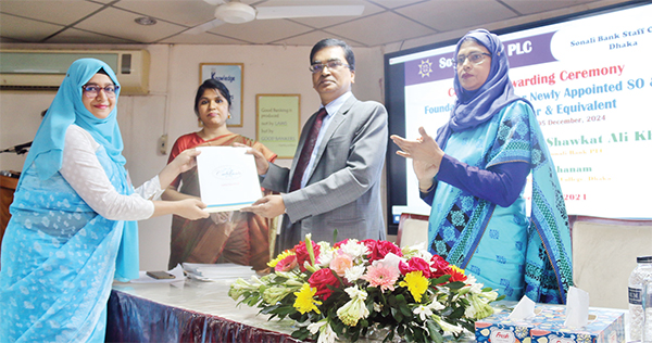 সোনালী ব্যাংক স্টাফ কলেজে প্রশিক্ষণার্থীদের সনদ প্রদান