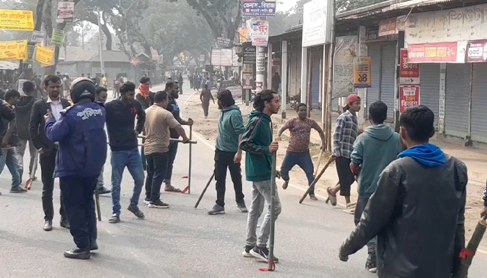 লালমনিরহাটে দু’গ্রুপের সংঘর্ষে পুলিশ-সাংবাদিকসহ আহত ১২