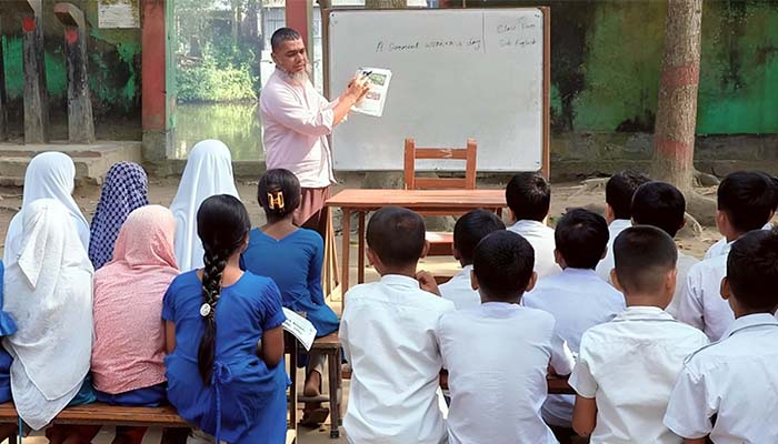 মুরাদনগরে খোলা আকাশের নিচে চলছে পাঠদান