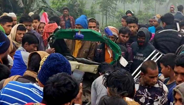 কিশোরগঞ্জে মাইক্রোবাস-সিএনজি মুখোমুখি সংঘর্ষে নিহত ২