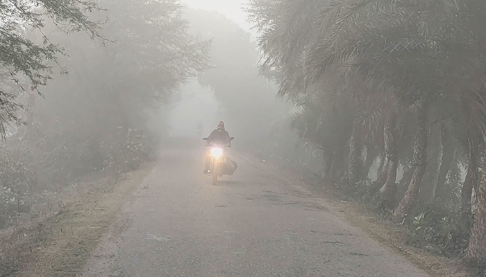 সাতক্ষীরায় বৃষ্টির ফোটার মত পড়ছে কুয়াশা, শীতে জনজীবন বিপর্যস্ত