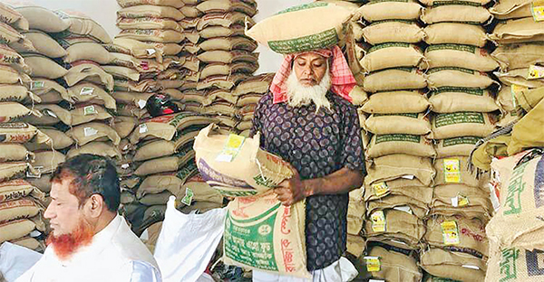 কুষ্টিয়ায় চালের দাম ১০-১২ টাকা বেড়ে কমেছে ১ টাকা