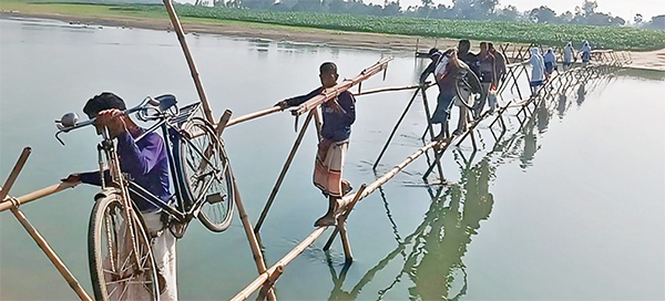 সেতু না থাকায় ঝুঁকি নিয়ে নদী পারাপার