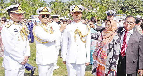 শীতকালীন রাষ্ট্রপতি কুচকাওয়াজ পরিদর্শন করলেন নৌবাহিনী প্রধান