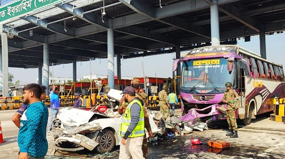 এক্সপ্রেসওয়েতে প্রাইভেটকারে বাসের ধাক্কায় নিহত ৫