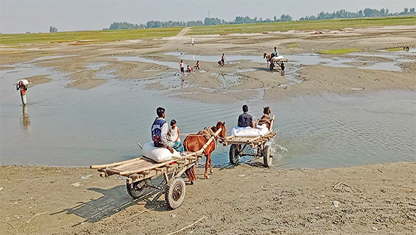 বগুড়ায় নাব্য সংকটে যমুনা ডুবোচরে আটকে যাচ্ছে নৌযান