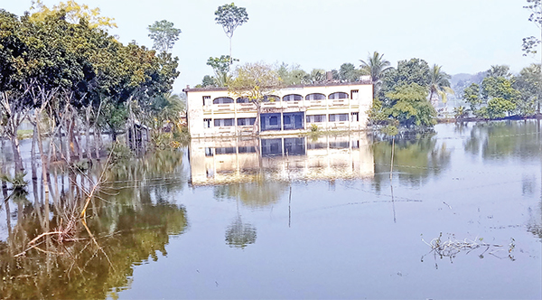 বন্যার পানি না সরায় কলেজে পাঠদান ব্যাহত